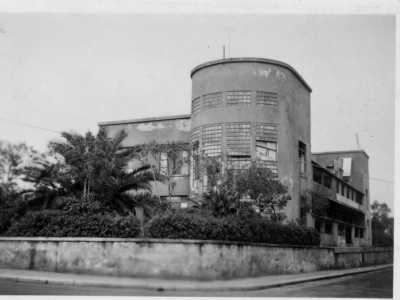 La storia dell�aerostazione barese ci porta per� indietro di oltre 90 anni. Era il 12 ottobre 1930 quando il campo di aviazione sorto durante la Grande Guerra tra gli attuali quartieri di Palese e San Paolo, venne trasformato ufficialmente in aeroporto militare. Fu dedicato al principe Umberto di Savoia
